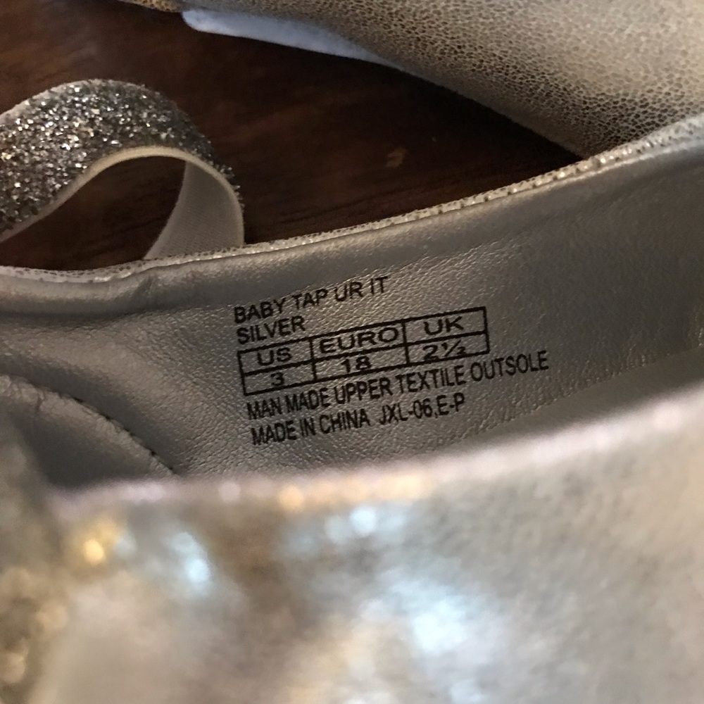 ❌SOLD❌ NWT | Kenneth Cole silver ballet crib shoes - Picture 4 of 6